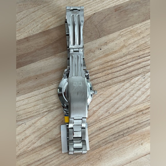 Q&Q Ladies Watch Stainless Bracelet Black Dial Stainless Case NWT - Picture 9 of 12